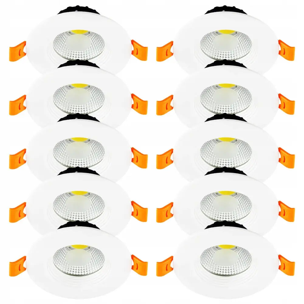 Innfelt LED taklampe, sett ovenfra med riflet reflektor og oransje klips på sidene, hvit finish.