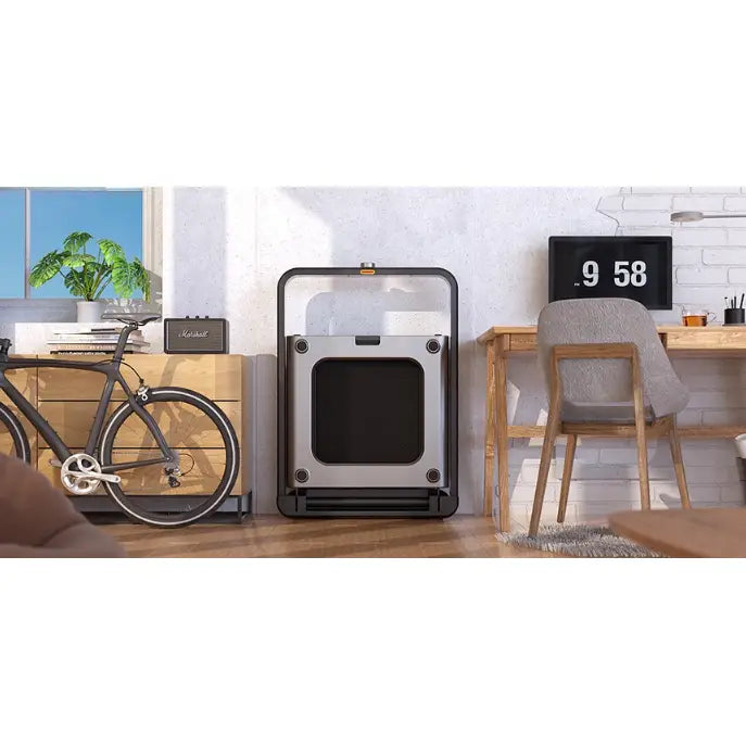 Tredemølle Kingsmith Walkingpad X21, oppreist og plassbesparende mellom skrivebord og sykkel i stue.