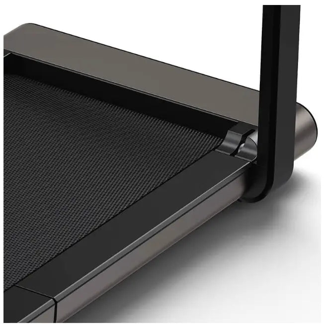 Tredemølle Kingsmith Walkingpad X21, nærbilde av strukturert løpebånd og solide metallkanter.