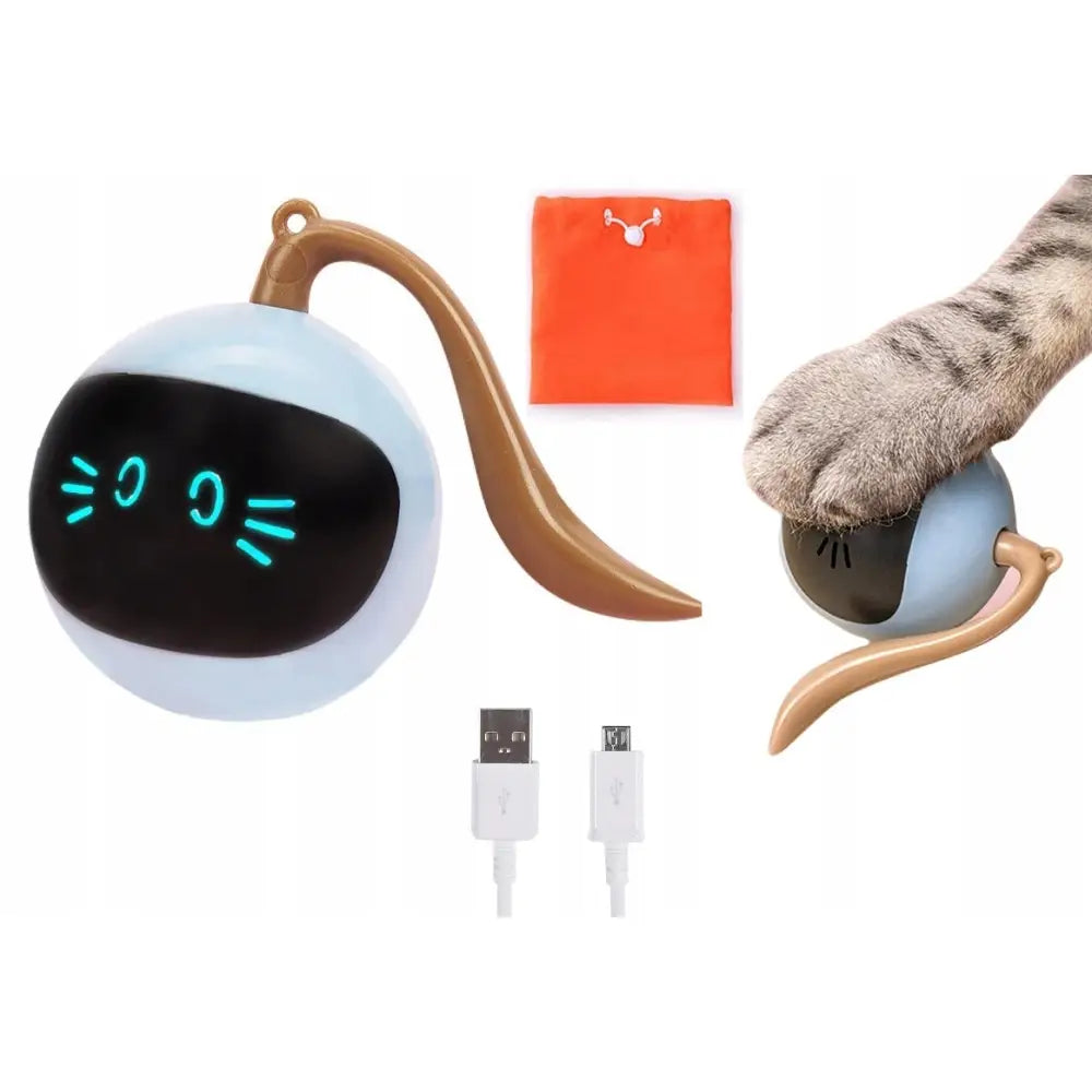 Interaktiv automatisk ball for katt med USB I214, hvit kule med svart front, lysende ansikt og brun hale, vises sammen med ladekabel og oransje pose.