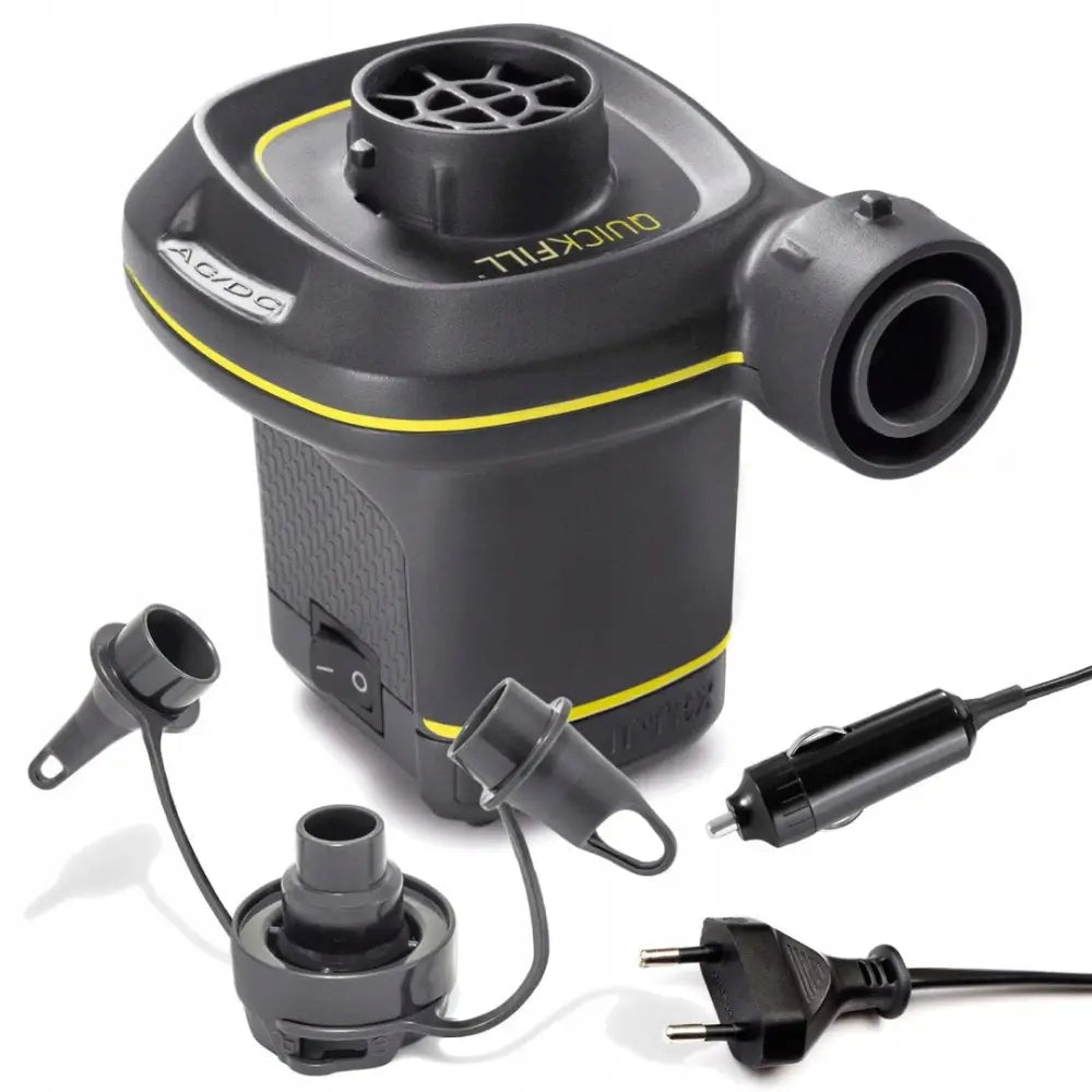 Intex elektrisk luftpumpe i sort plast med gule detaljer, skrå forfra med ulike munnstykker og kontakter synlig.