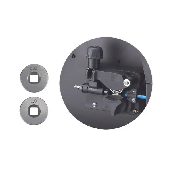 Detaljbilde av mateenhet for Inverter-Sveiseapparat, med to runde dyser merket 0.8 og 1.0 mot hvit bakgrunn.