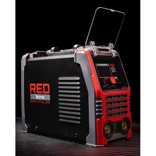 Inverter sveiseapparat i sort og rødt, skrå vinkel som fremhever frontpanel med gjennomsiktig deksel.