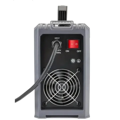 Bakside av inverter sveiseapparat med kjølevifte, strømkabel, rød bryter og ventilasjonshull.