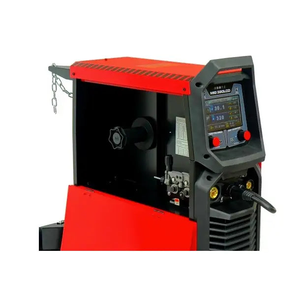 Invertersveiseapparat, skrå vinkel med åpen side som viser trådmating og digitalt kontrollpanel.