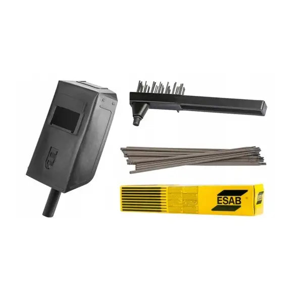 Sveisehjelm, stålbørste, sveisepinner og gul ESAB-eske arrangert på hvit bakgrunn, sett ovenfra.