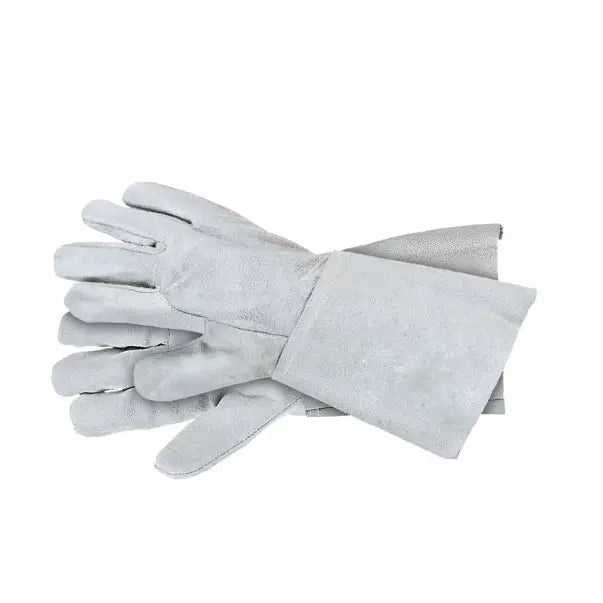 Grå arbeidshansker i skinn med forlenget mansjett, liggende flatt og overlappende mot hvit bakgrunn.