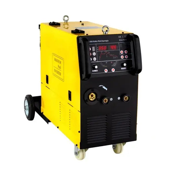 Invertersveisemaskin Mig 350, skrå frontvisning viser digitalt display, knotter og tilkoblinger på gul og svart maskin.