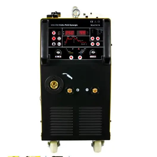 Invertersveisemaskin Mig 350, nærbilde av frontpanel med digitale skjermer, knotter og transporthjul.