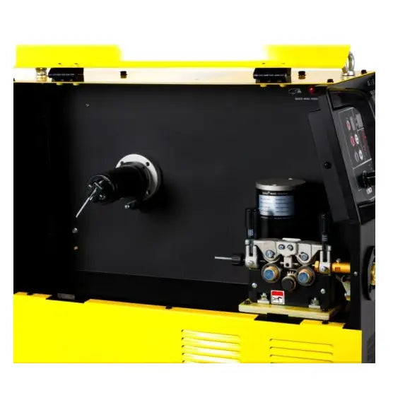 Invertersveisemaskin Mig Synergisk, nærbilde av trådmater, spoleholder og regulator inne i gult metallskap.