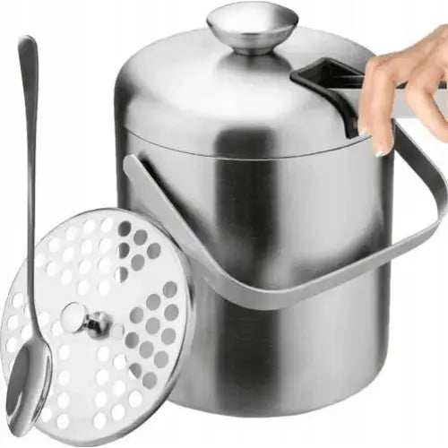 Isbøtte i børstet stål med lokk, sil og metallskje, lokket løftes for å vise innsats og tilbehør.