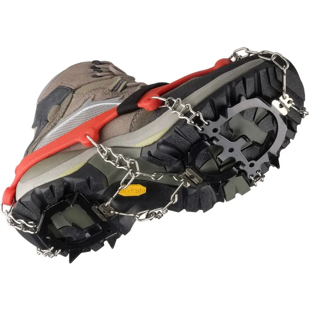 Isbrodder Ice Master størrelse L montert på tursko, med solide metallpigger og rød gummiramme for sikkert vintergrep.