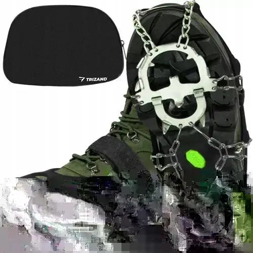 Isbrodder med solide kjettinger og pigger montert på svart tursko, oppbevaringspose synlig øverst til venstre.