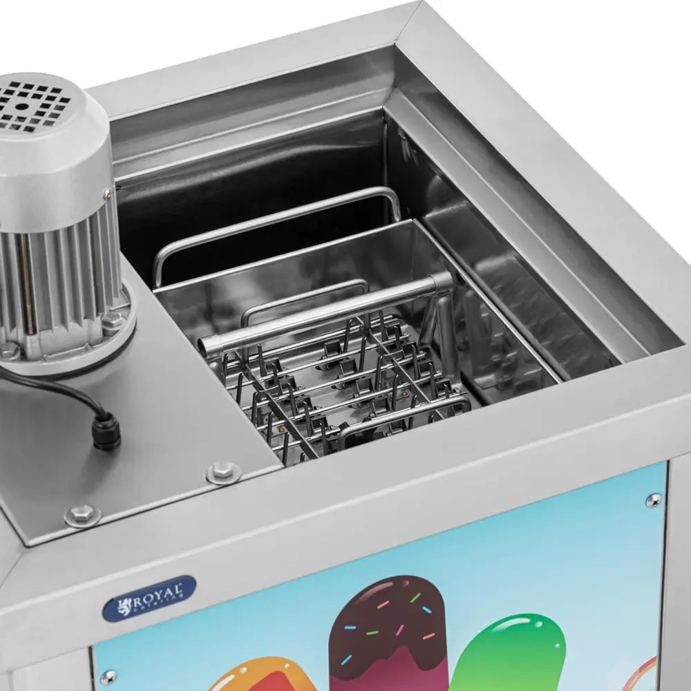 Iskremmaskin i rustfritt stål sett ovenfra, åpent kar, metallrist og fargerike ispinner på frontpanelet.