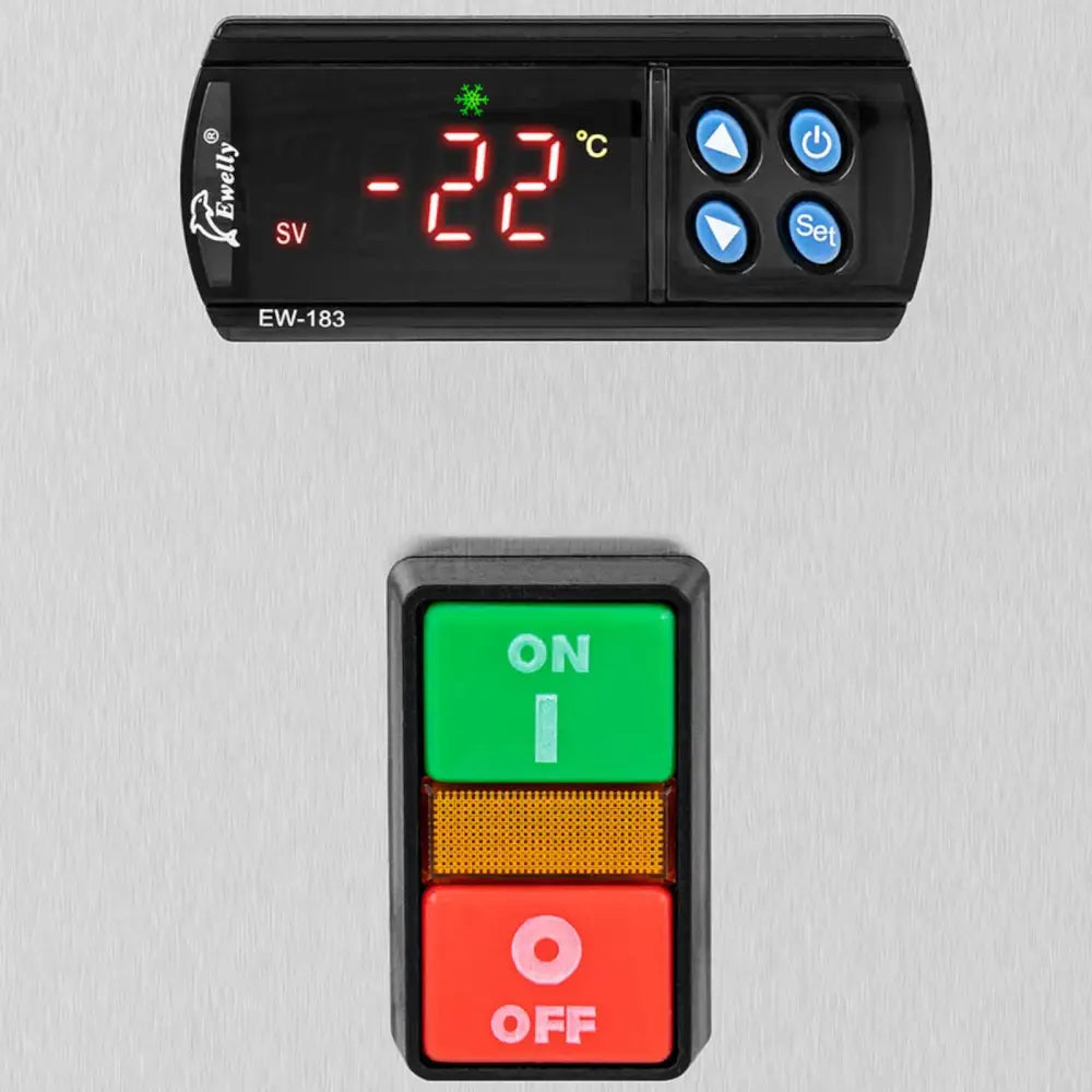 Iskremmaskin med digitalt panel, røde LED-tall som viser -22°C, blå knapper og strømbrytere på metallfront.