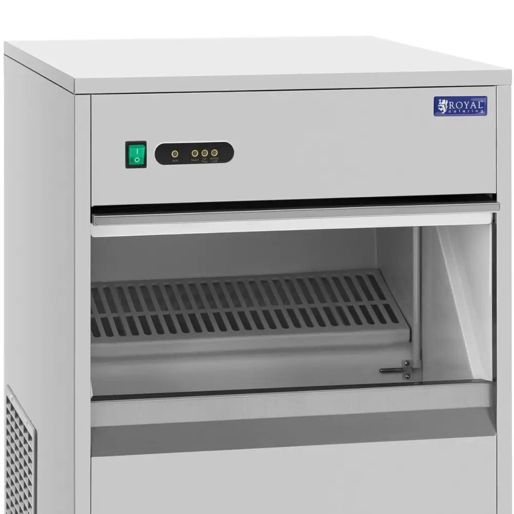 Ismaskin i rustfritt stål, front- og sideperspektiv med åpen luke, synlig kontrollpanel og luftventiler.