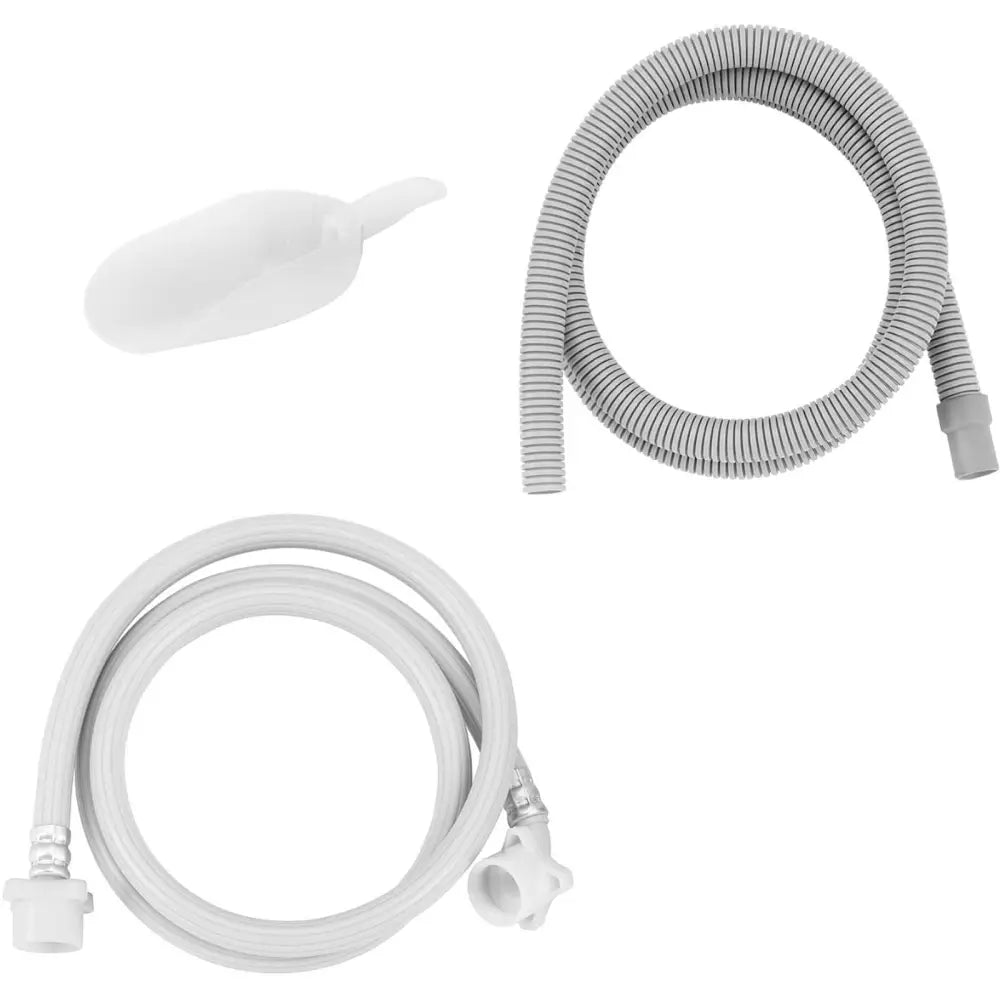 Tilbehør til ismaskin: hvit riflet slange, glatt slange med koblinger og plastskje sett ovenfra.