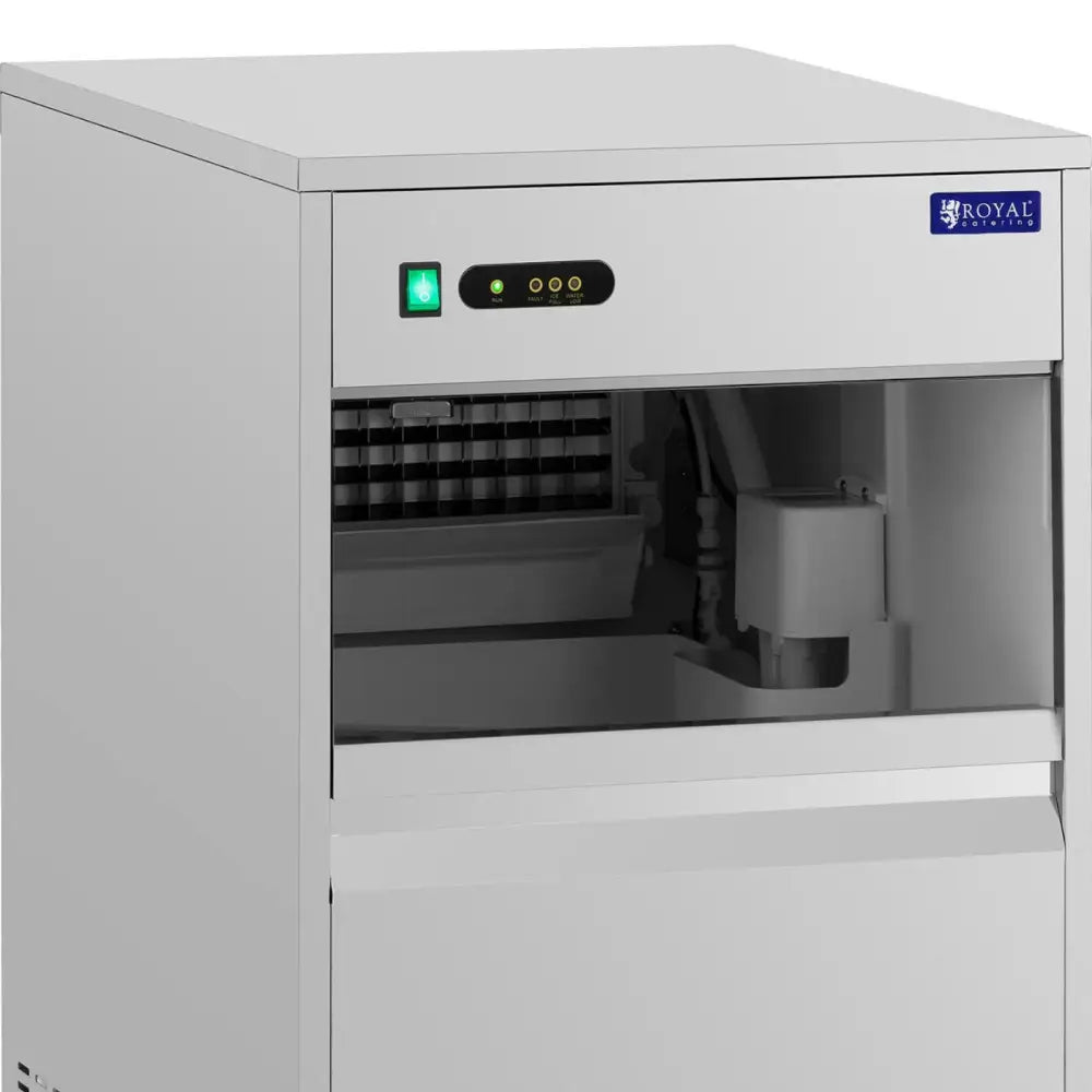 Ismaskin for barer, skråvisning med åpen front som viser isbitbrett, maskineri og grønne kontrolllys.