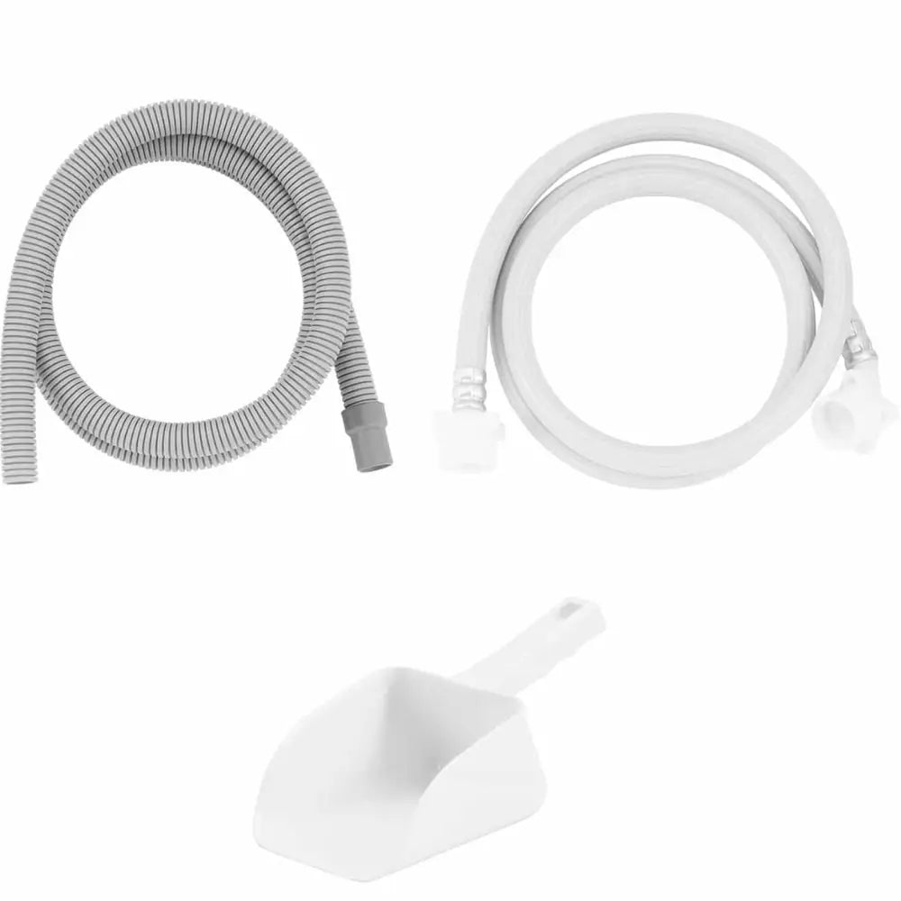 Ismaskin tilbehør med to grå-hvite slanger, hvorav én korrugert, og hvit plastskuffe med håndtak.