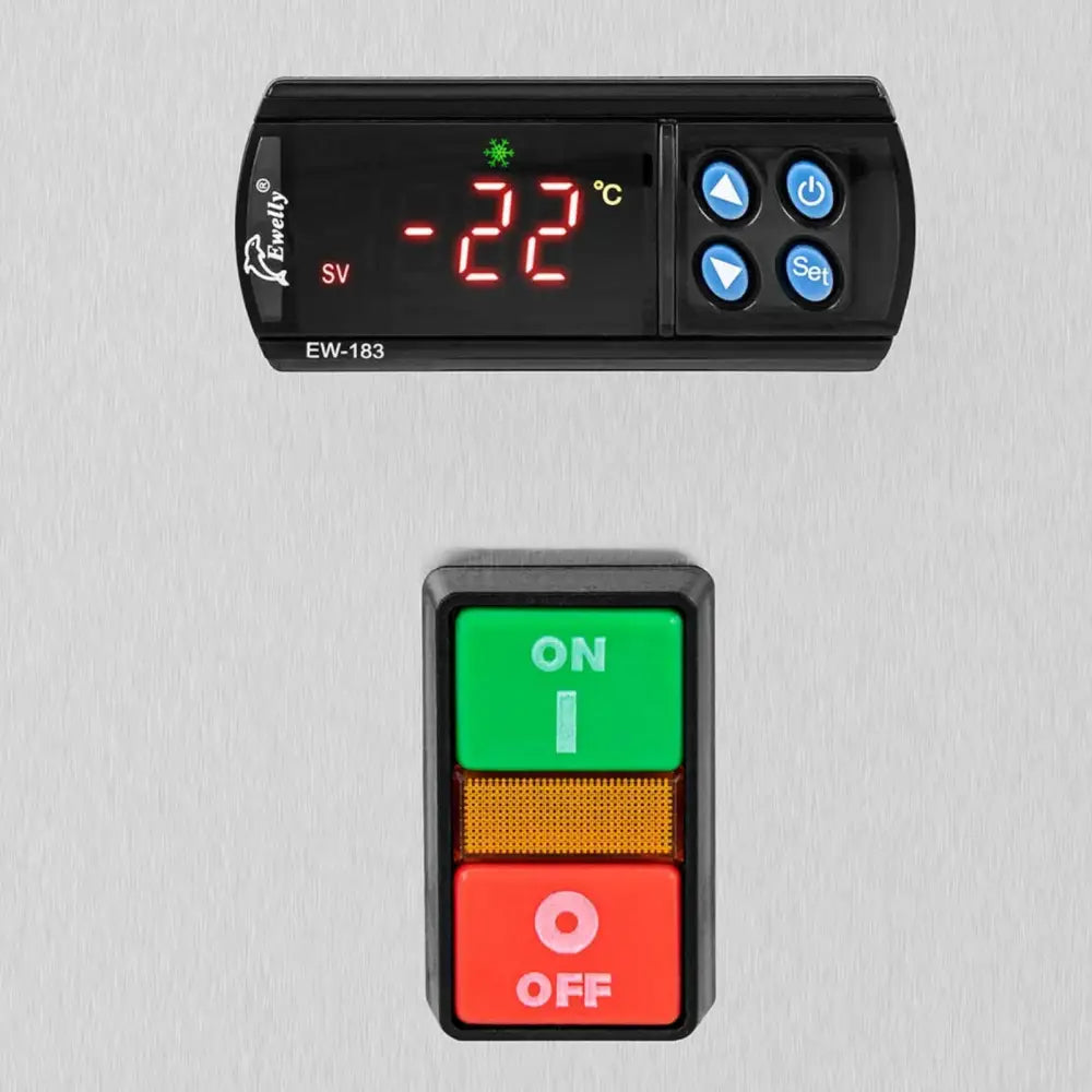 Ismaskin for popsicle-produksjon, nærbilde av digitalt display med -22°C og fire blå kontrollknapper.