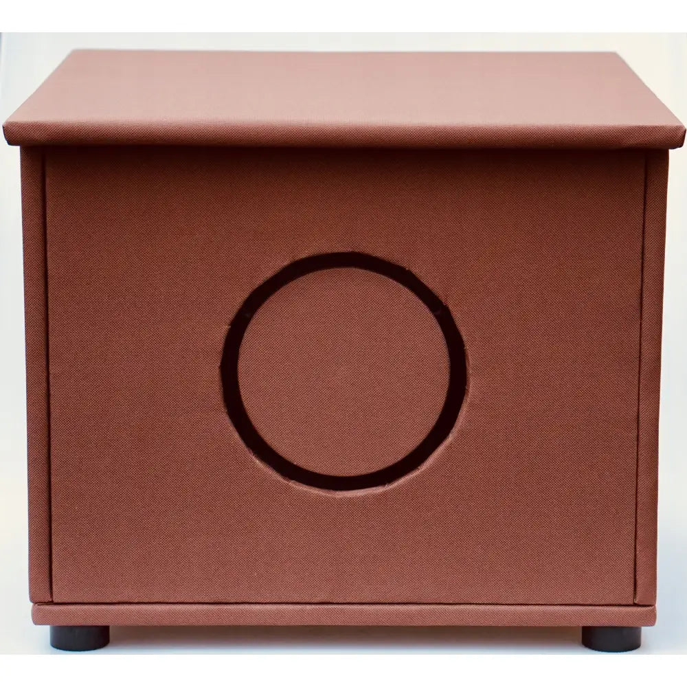 Isolert kattehus Mr Riddick M1 i brun tekstil med rundt inngangshull, sett forfra på svarte ben.