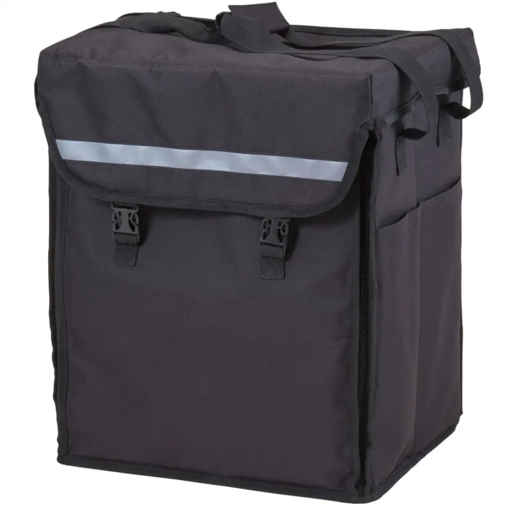 Isolert leveringssekk i svart tekstil, skrå frontvisning med refleksstripe og to klikkspenner på lokket.