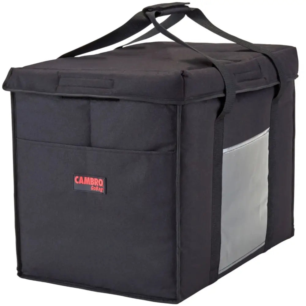 Isolert leveringstaske 78 L, sort bag med solide håndtak, sølv lomme og rødt logo, sett skrått forfra.