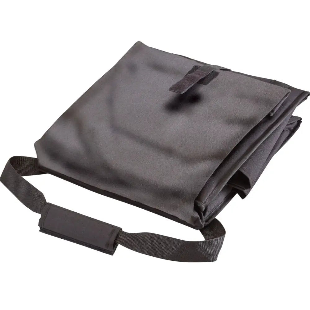 Isolert leveringstaske, sammenbrettet og kompakt med svarte bærehåndtak og synlig borrelåslukking.