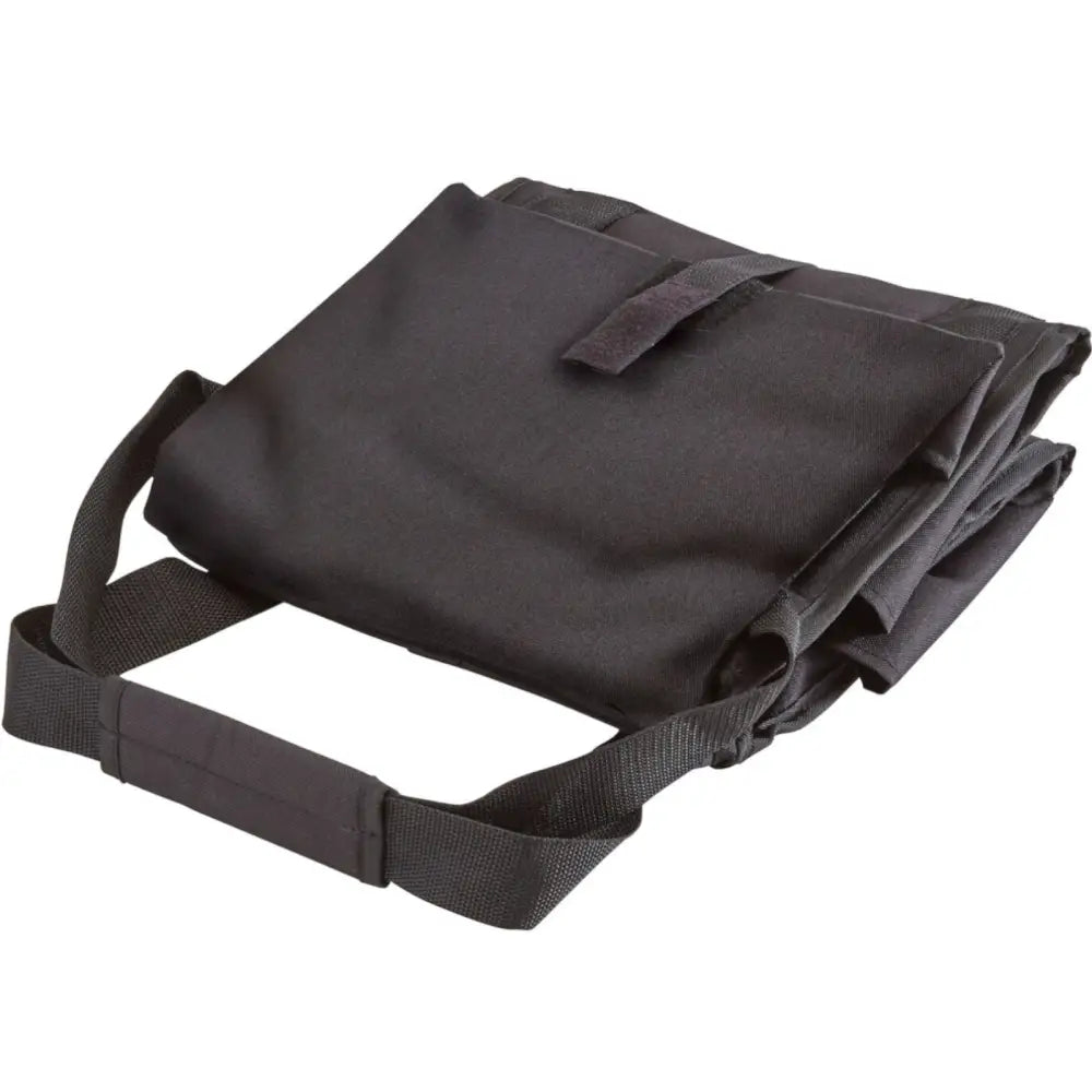 Isolert leveringstermopose, sammenlagt med synlig bærehåndtak og borrelåsstropp, vist fra skrå vinkel.