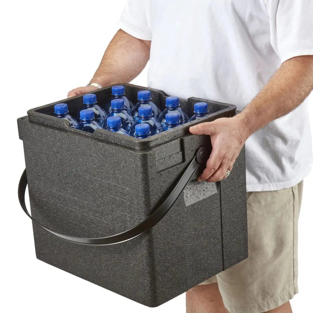 Isolert termisk lastetopp CAM GOBOX fylt med flasker, bæres av person via robust håndtak.