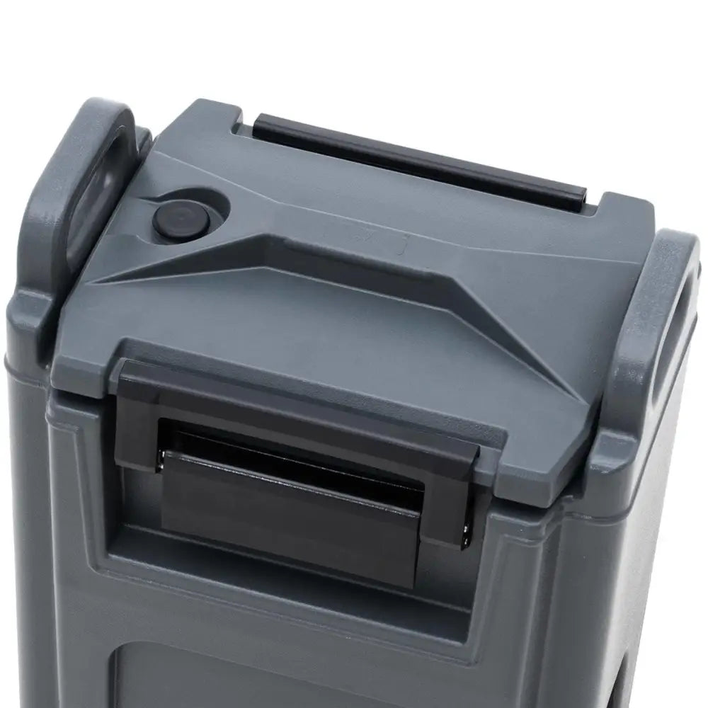 Isolert termos med tappekran, skråvisning av grå plastboks med svarte låseklips og rund sort knapp på lokket.