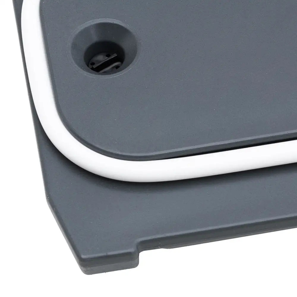 Isolert termos med tappekran, nærbilde som fremhever rund fordypning med sort detalj og hvit kant.