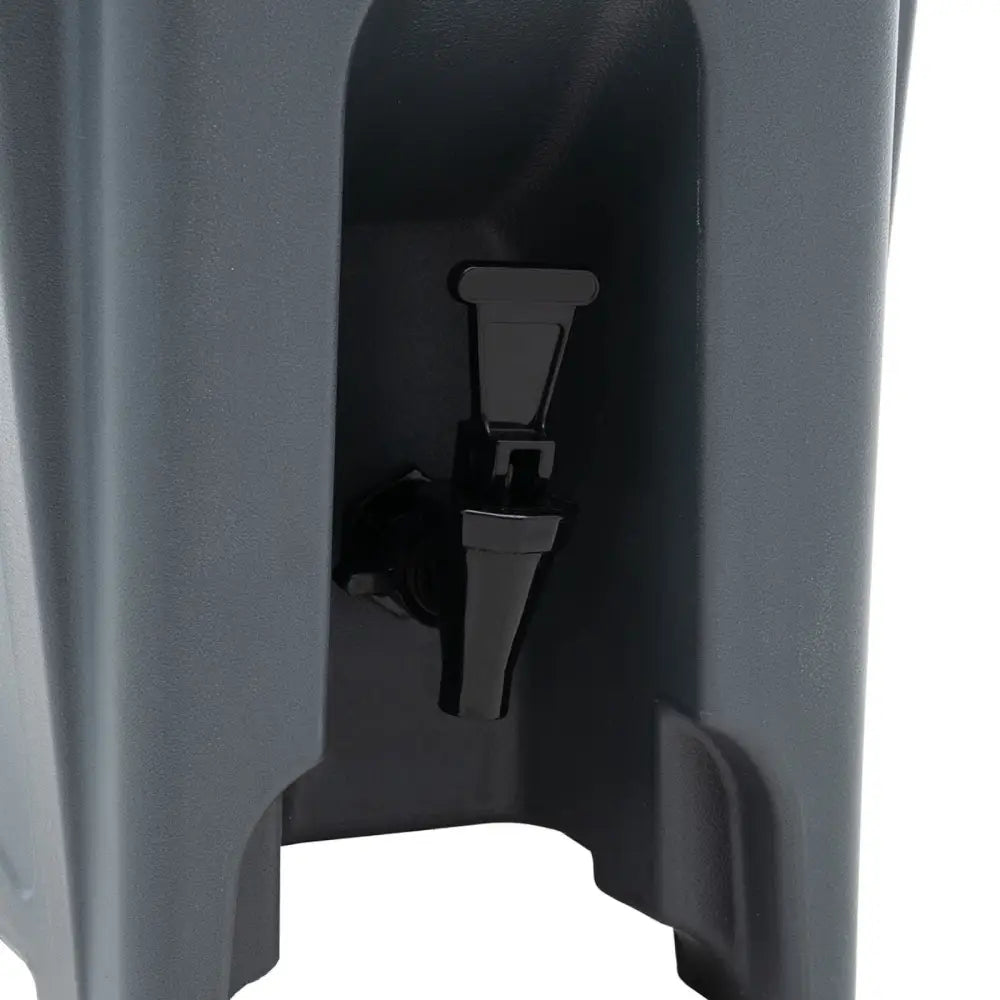 Isolert termos med tappekran, nærbilde av sort plastkran festet på robust mørk grå drikkebeholder.