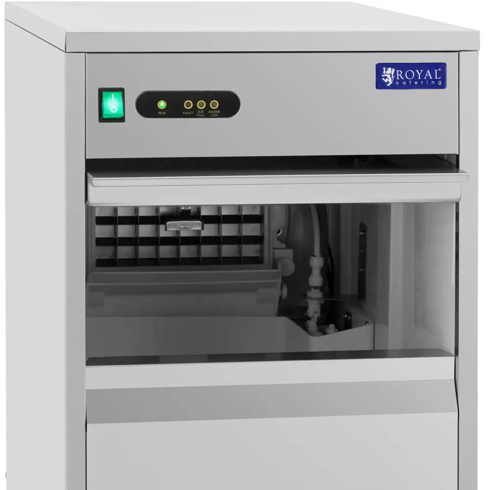 Isterningmaskin, frontbilde med åpen luke som viser mekanismer, kontrollknapper og grønn av/på-bryter.