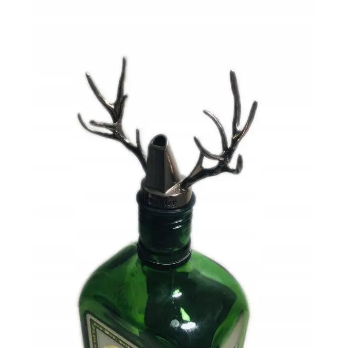 Jägermeister tappeapparat med metallhelletut og hjortehorn-detaljer, frontvisning mot hvit bakgrunn.