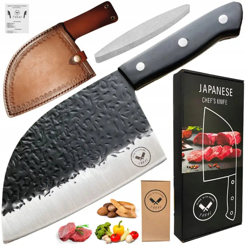 Japansk kokkekniv Tasai med hamret stål, sort håndtak, lærfutteral, slipestein og gaveeske.