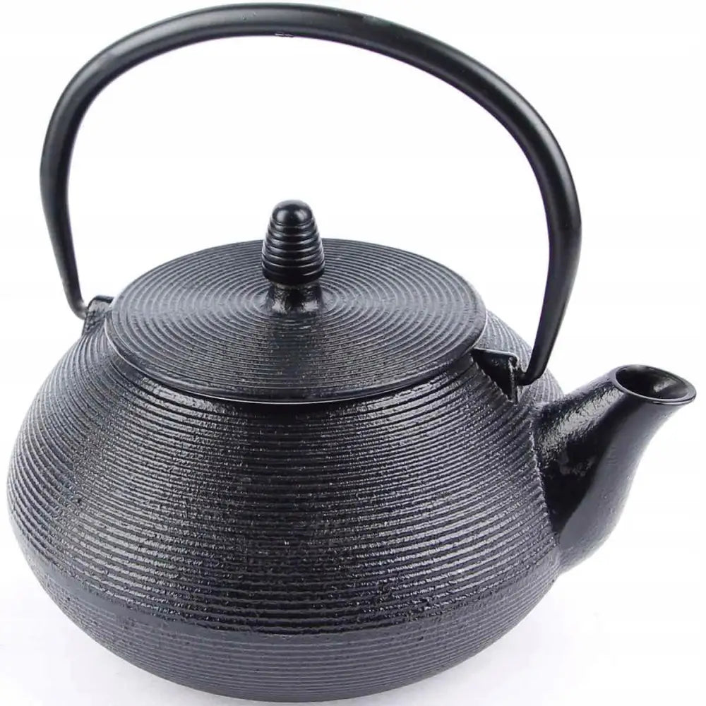 Japansk stil støpejern tekanne 800ml, sort rillet overflate, skrå frontvisning med buet håndtak og lokk.