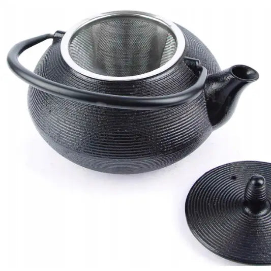 Japansk stil støpejern tekanne 800ml, sett ovenfra med rillet lokk og metallfilter ved siden av.
