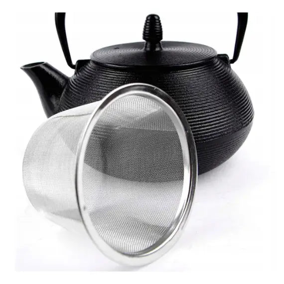 Japansk stil støpejern tekanne på 800 ml, skrått bakfra med riller og tettmasket metallfilter mot hvit bakgrunn.