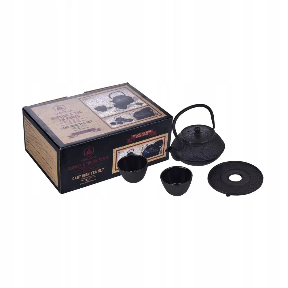 Jern tepotte sett i japansk stil, svart tekanne med to kopper og underlag, skrå visning ved siden av esken.