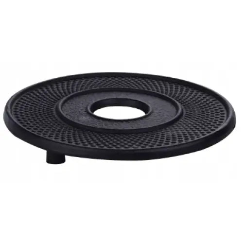 Sort støpejernsplate med tekstur, stort midthull og synlig fot, sett fra skrå vinkel.