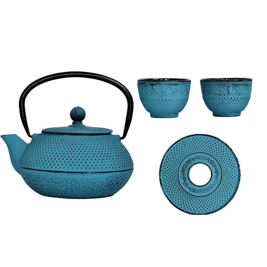 Jern tesett Arigato i turkis, tekanne med sort hank, to kopper og teunderlag med prikkete tekstur.