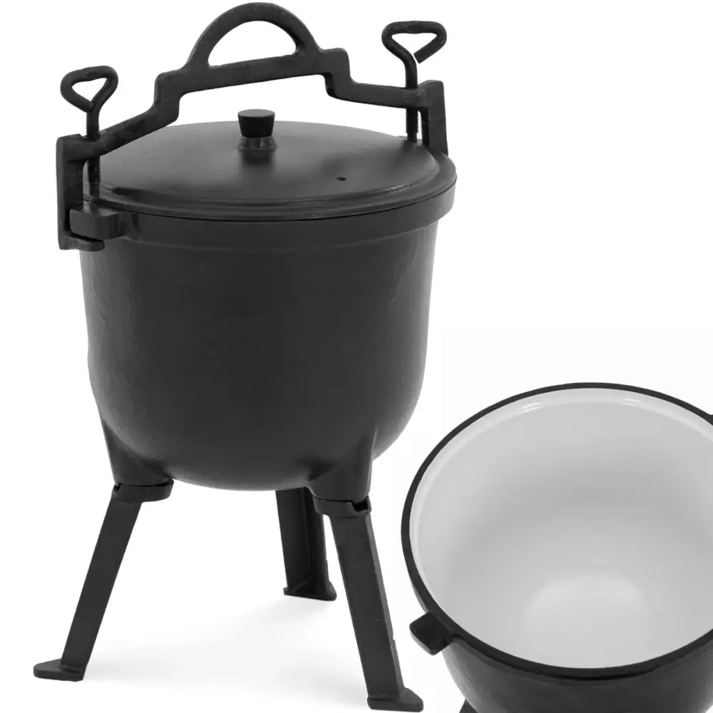 Jernkjele med lokk til bålpanne, frontbilde som viser hvitemaljert innside og tre solide bein.