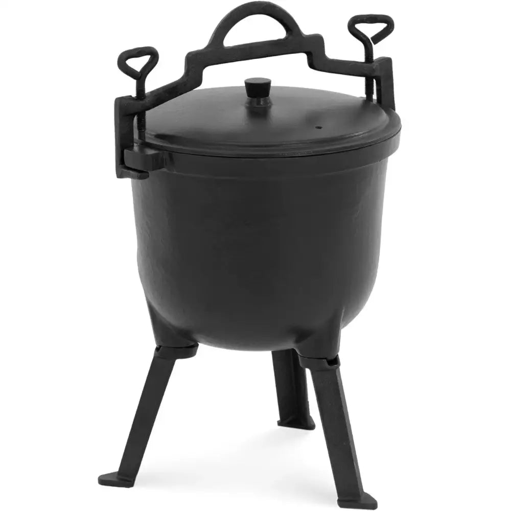 Jernkjele med lokk, sett fra trekvart vinkel, på tre ben med bærehåndtak og knotter på sidene.