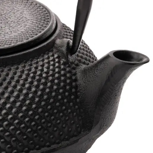Jernkanne for te Jang 0,8 L, nærbilde fra siden som fremhever strukturert sort overflate, tut og hank.