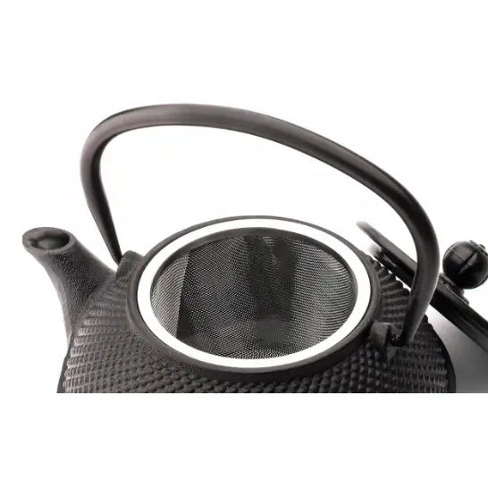 Jernkanne for te Jang på 0,8 L, sett ovenfra med åpent lokk og synlig grovmasket metallfilter.
