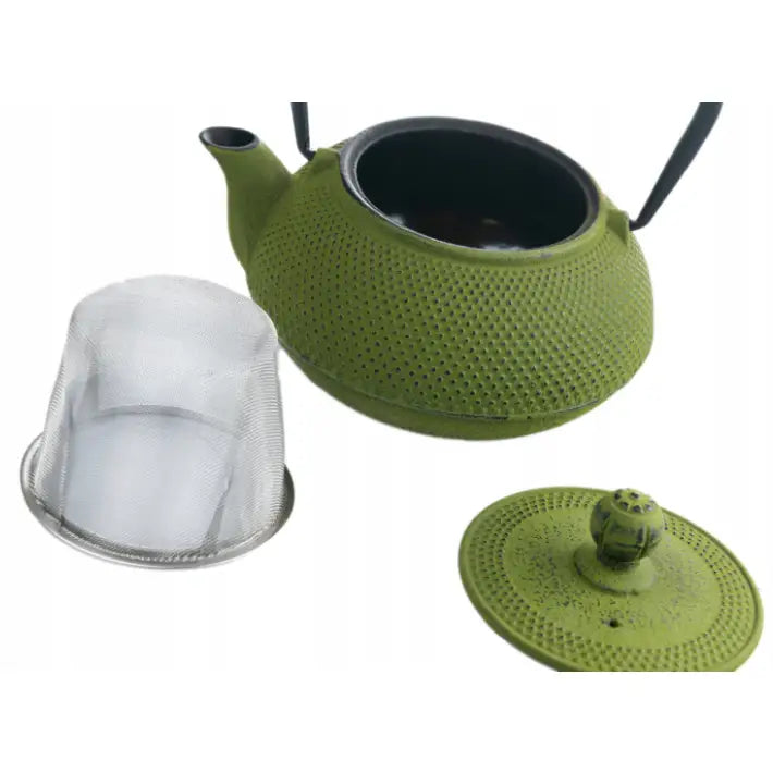 Jernkanne med to tekopper og tesil, grønn tekanne sett skrått ovenfra med synlig metallfilter og lokk.