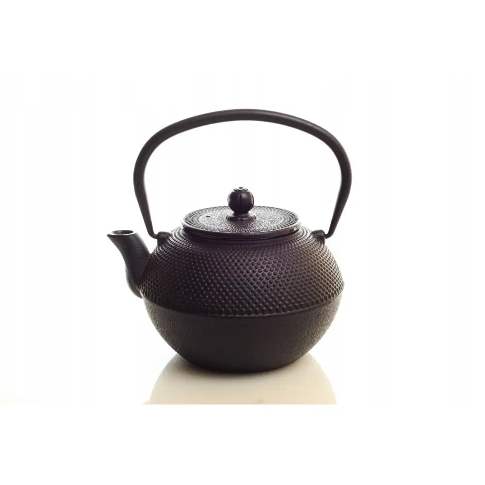 Jernkanne med sil, svart støpejern, frontvisning med dekorativt mønster og stor bøylehank, rund knott på lokket.