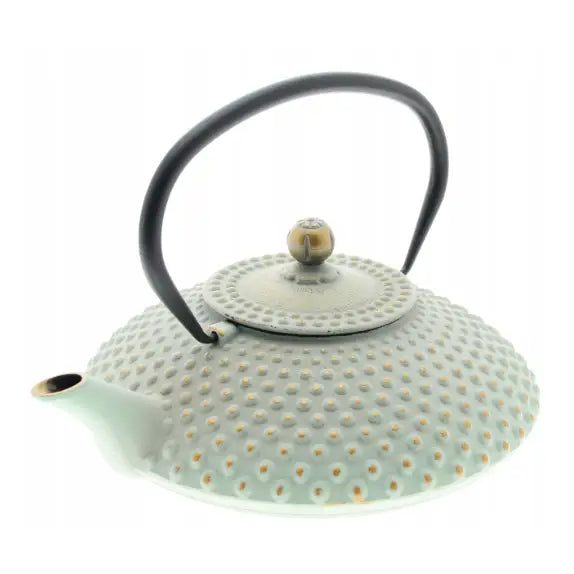 Jernkanne tevannkoker i lys grått støpejern, skrå vinkel med sort håndtak og messingdetaljer på tut og lokk.