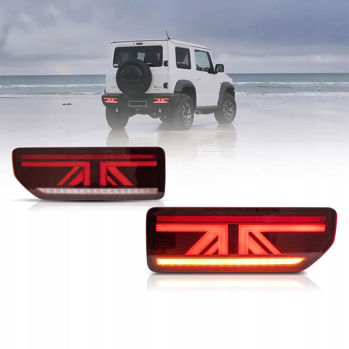 Baklykter Suzuki Jimny 18-25 med Union Jack-mønster, hvit Jimny på strand.